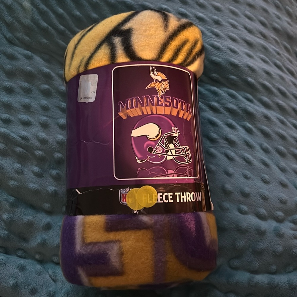 Minnesota Fleece Throw 50x60 in. New w/o tag.